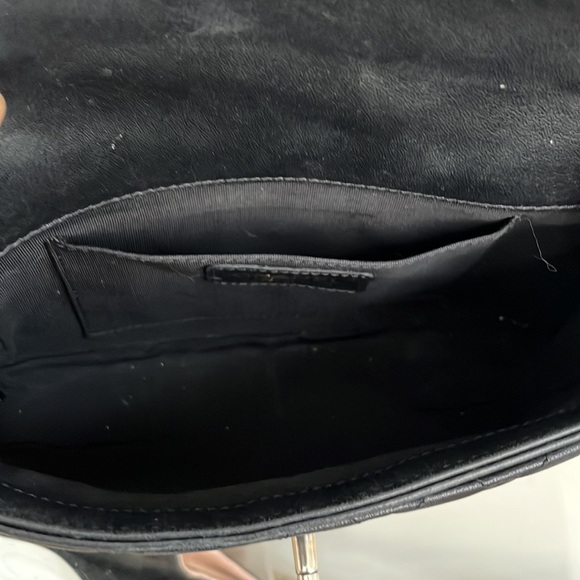 🦄 Authentic GORGEOUS CHANEL
Lambskin Quilted Camellia Flap Black - Picture 10 of 12